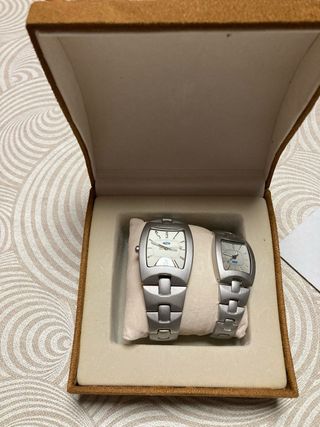 Juego de relojes plateados con caja