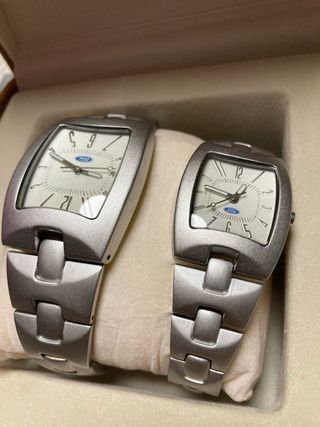 Juego de relojes plateados con caja