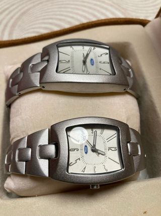 Juego de relojes plateados con caja