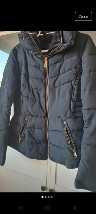 Plumífero negro con cuello de pelo