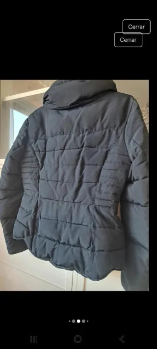 Plumífero negro con cuello de pelo