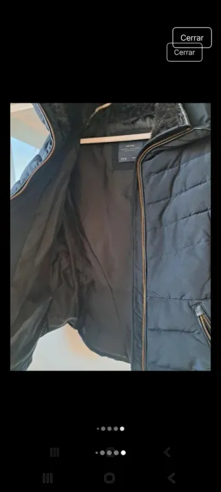 Plumífero negro con cuello de pelo