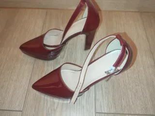Zapatos de tacón rojos