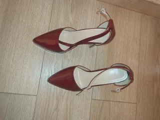 Zapatos de tacón rojos