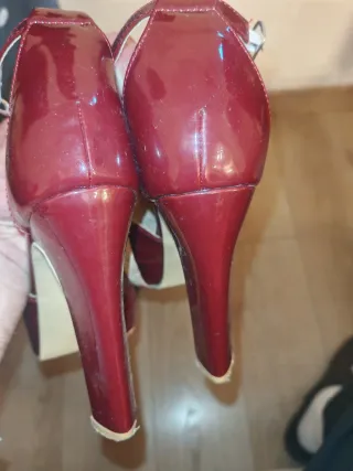 Zapatos de tacón rojos