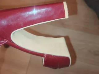 Zapatos de tacón rojos