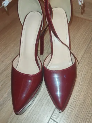 Zapatos de tacón rojos