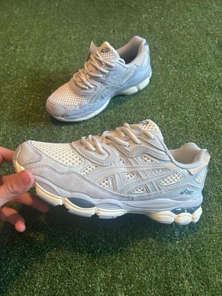 Zapatillas Asics Talla 43.5 Gris y Blanco