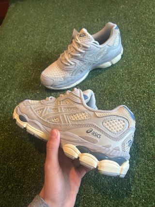 Zapatillas Asics Talla 43.5 Gris y Blanco