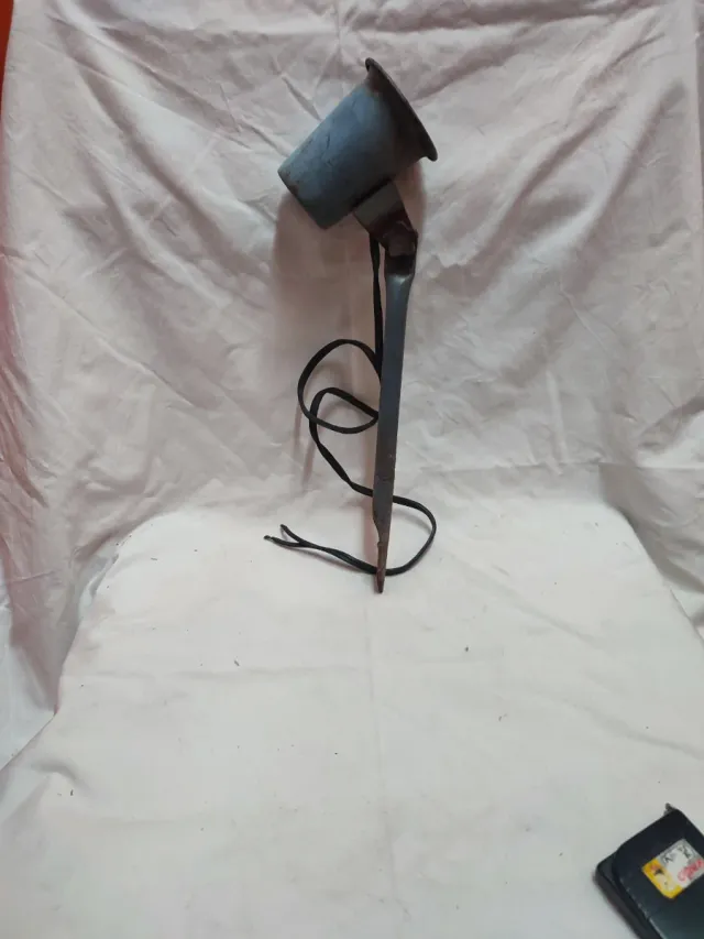 Lampada antica in metallo e plastica