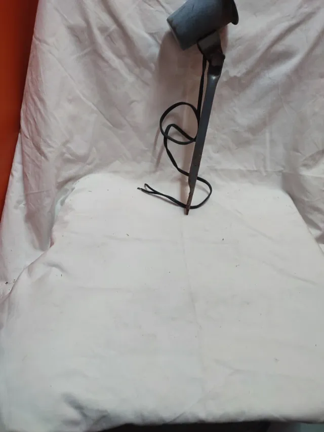 Lampada antica in metallo e plastica