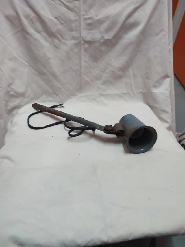 Lampada antica in metallo e plastica