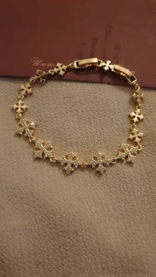 Pulsera dorada con cruces y circonitas