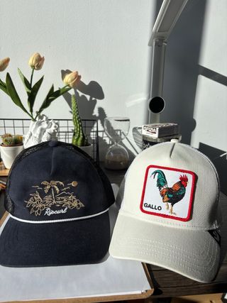 Gorras de hombre negras y blancas