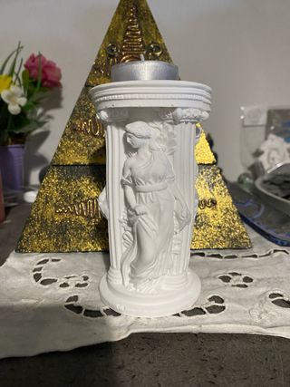 Decorazione colonna romana con statua