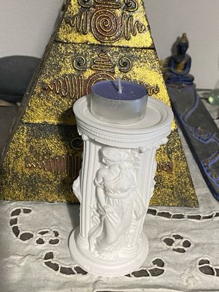 Decorazione colonna romana con statua