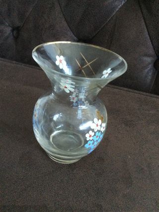 Jarrón de cristal con flores pintadas
