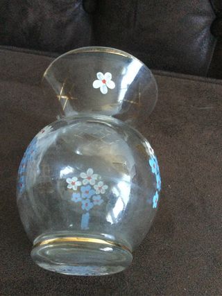 Jarrón de cristal con flores pintadas