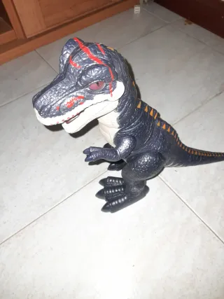 Dinosaurio de juguete con detalles rojos