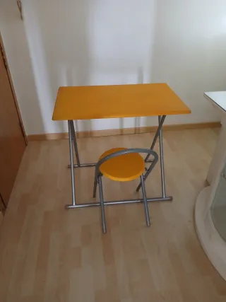 Mesa auxiliar y silla plegable