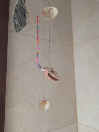 Colgante artesanal conchas y abalorios