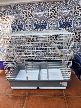 Jaula para pájaros blanca y gris