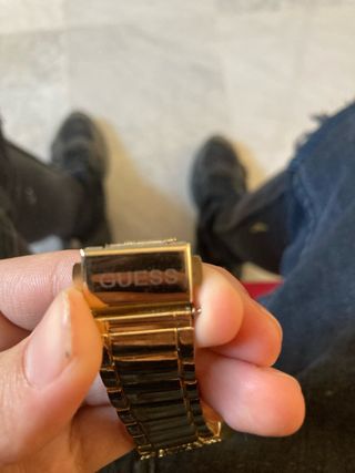 Reloj Guess Dorado con Cristales