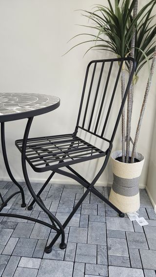 Coqueto set mesa forja y cerámica-+ y sillas