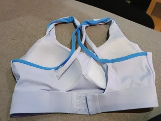 Sujetador deportivo blanco y azul