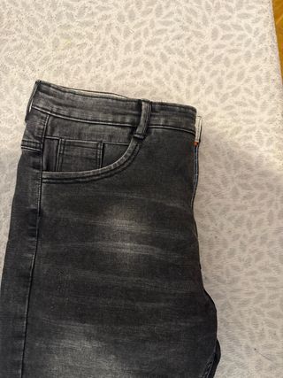 Pantalón vaquero gris casi nuevo
