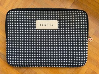 Funda portátil Bonica 14” cuadros blanco y negro
