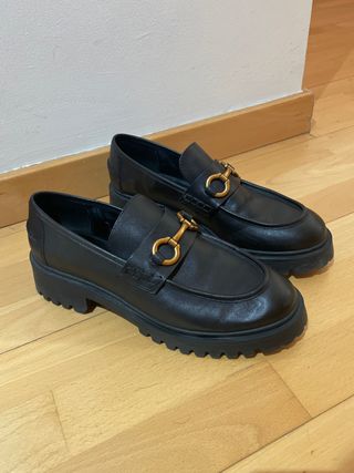 Mocasines negros Mango con hebilla dorada