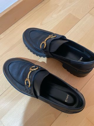 Mocasines negros Mango con hebilla dorada
