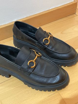 Mocasines negros Mango con hebilla dorada