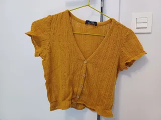 Top Bershka mostaza talla S