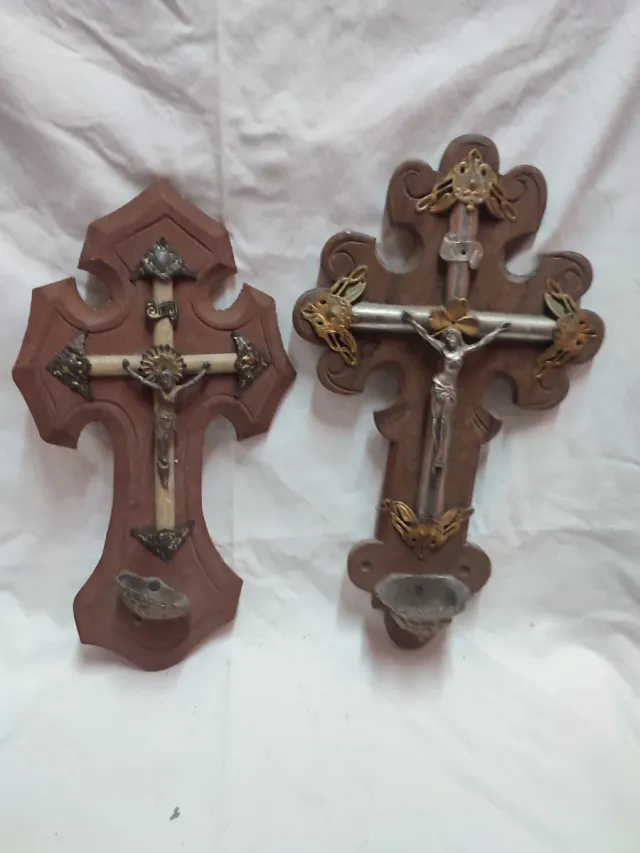 Antiche croci religiose in legno