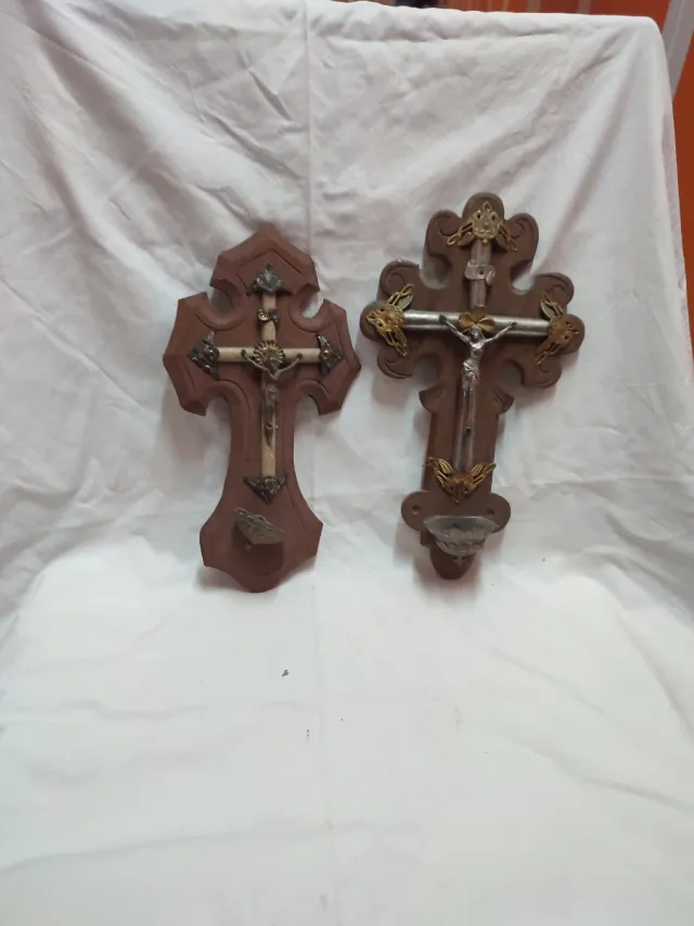 Antiche croci religiose in legno