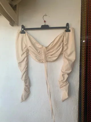 Top beige drapeado manga larga