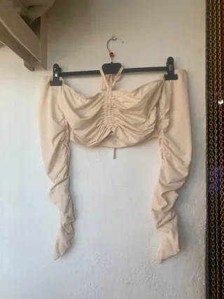 Top beige drapeado manga larga