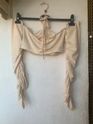 Top beige drapeado manga larga
