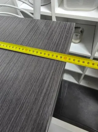 Mesa de cocina gris y multicolor