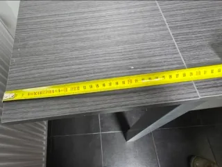 Mesa de cocina gris y multicolor