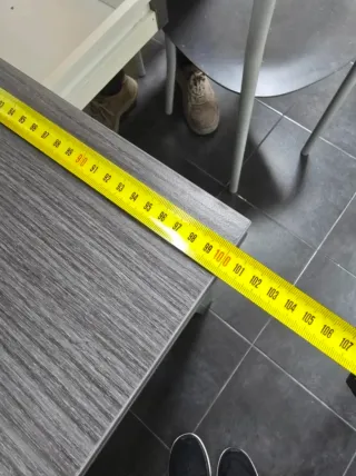 Mesa de cocina gris y multicolor