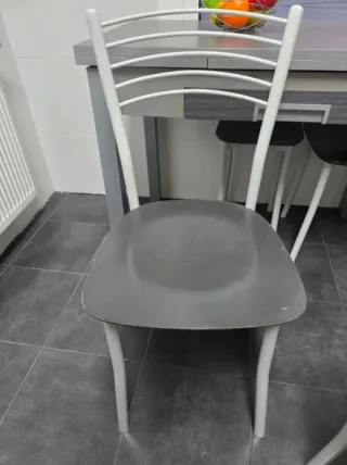 Mesa de cocina gris y multicolor