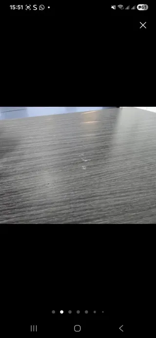 Mesa de cocina gris y multicolor