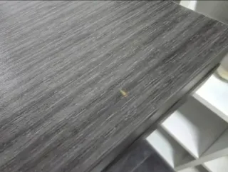 Mesa de cocina gris y multicolor