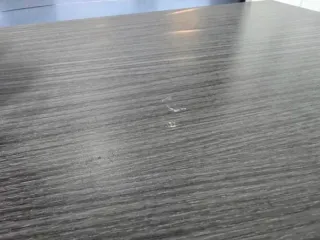 Mesa de cocina gris y multicolor