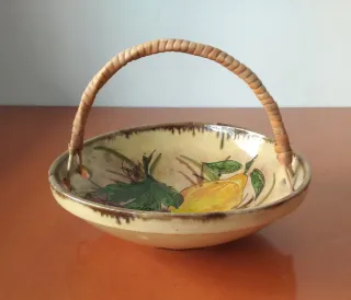 Frutero de cerámica con asa