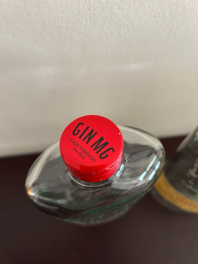 2 bottiglie vuote Gin MG Rosa e Giro