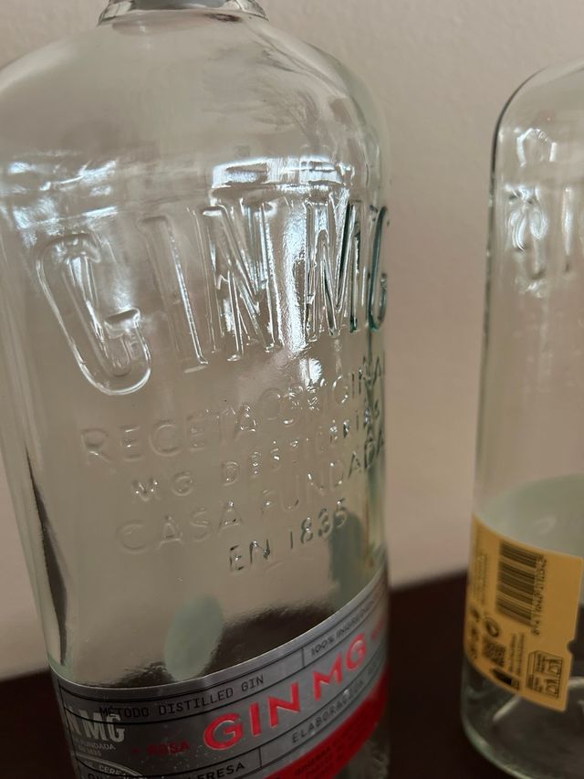 2 bottiglie vuote Gin MG Rosa e Giro